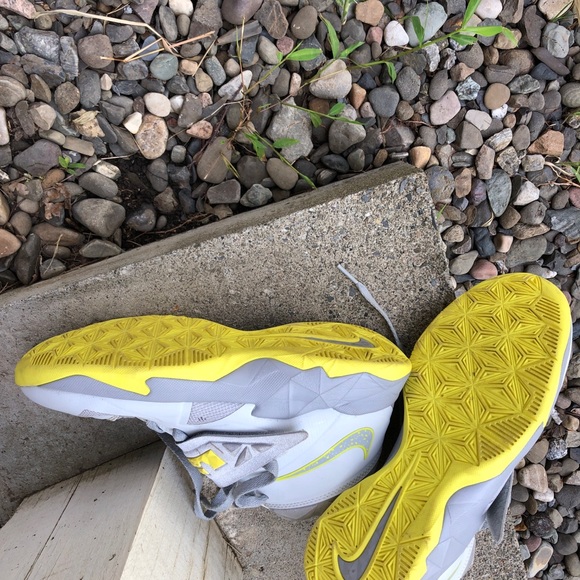 Nike youth 6.5 basketball sneakers grey and yellow - Picture 6 of 8